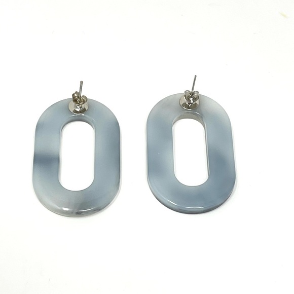 New Anthropologie Gray Link Resin Earrings - Picture 2 of 4